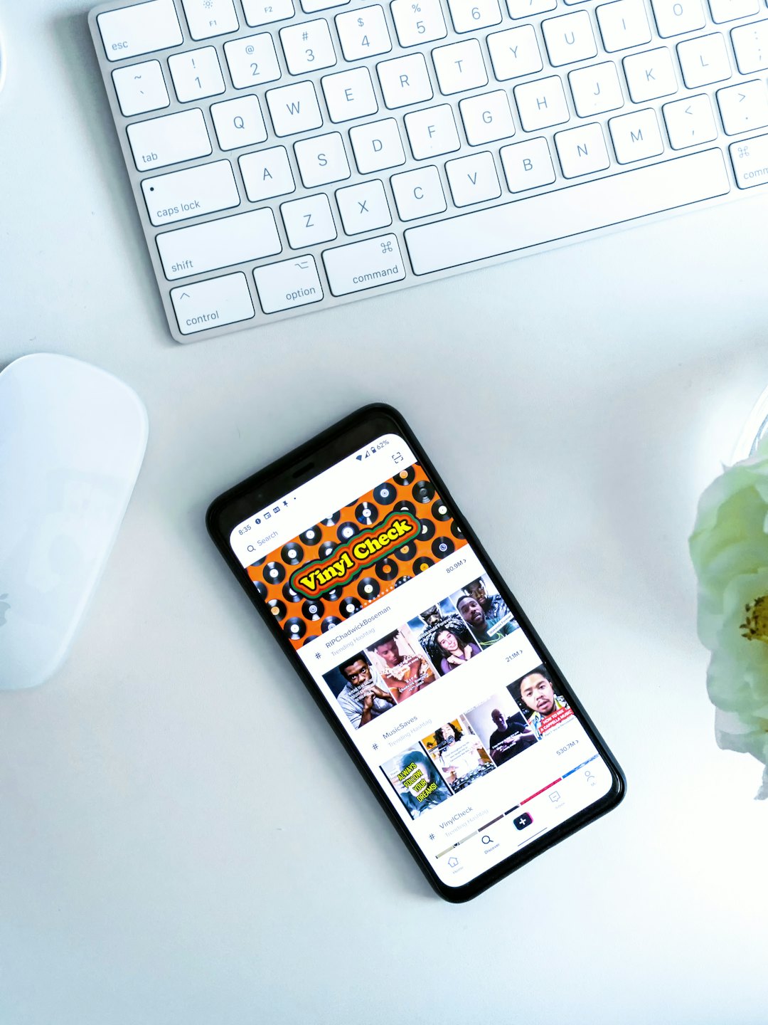 Vinil onaylı bir banner ile sosyal medya uygulaması gösteren akıllı telefon.